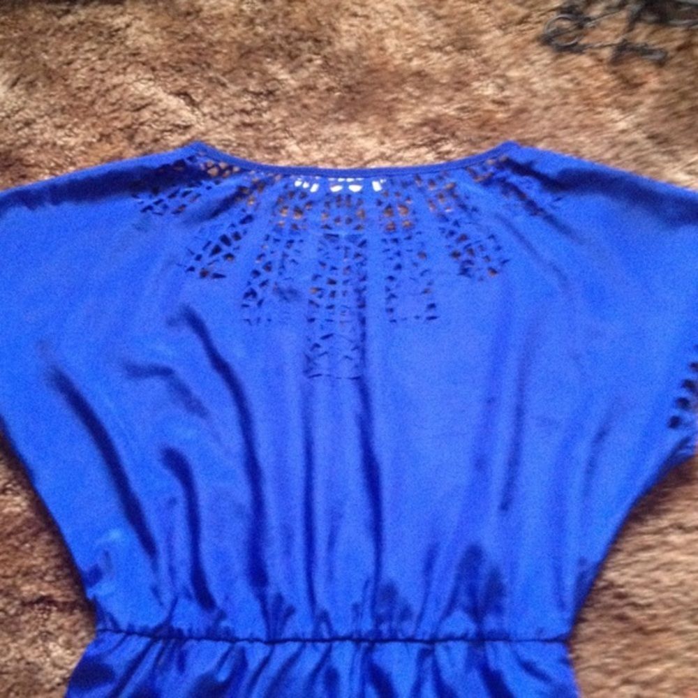 π3/$12 Beautiful laser cut tunic! - Picture 3 of 3